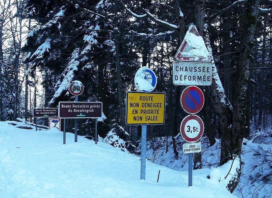 Route enneigée à Lautenbach dans le Florival en hiver